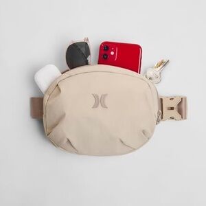 NWT✨ Hurley Crossbody Bag in Silver/Tan